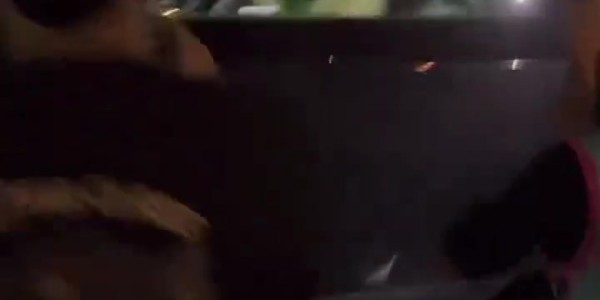 188金宝博体育登录入口-小秀身材！文班亚马打赤膊坐在大巴上 引得球迷连连尖叫